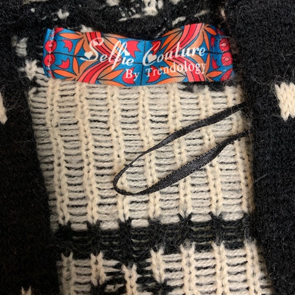 Selfie Couture, one size, Black & white aztec - Picture 3 of 3